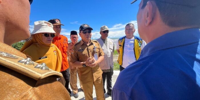 Asisten I Pemprov Bengkulu bersama Kadis PUPR, Tejo Suroso dan sejumlah pejabat menunjau kerusakan jembatan Air Martan di Kabupaten Seluma rusak karena diterjang banjir beberapa hari lalu.(Foto/Ist)