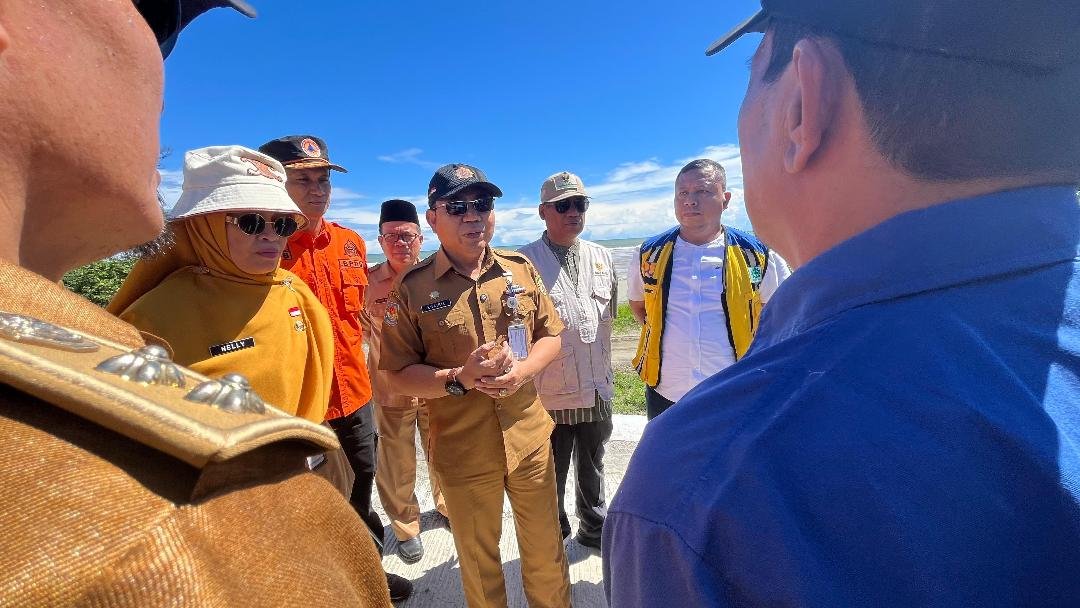 Asisten I Pemprov Bengkulu bersama Kadis PUPR, Tejo Suroso dan sejumlah pejabat menunjau kerusakan jembatan Air Martan di Kabupaten Seluma rusak karena diterjang banjir beberapa hari lalu.(Foto/Ist)