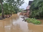 Banjir Benteng Sungai Meluap Sungai Beseri meluap akibat hujan lebat melanda wilayah Bengkulu Tengah cukup lama, akibat ratusan rumah warga yang berada du daerah aliran sungai (DAS) terendam banjir.(Foto/Ist)