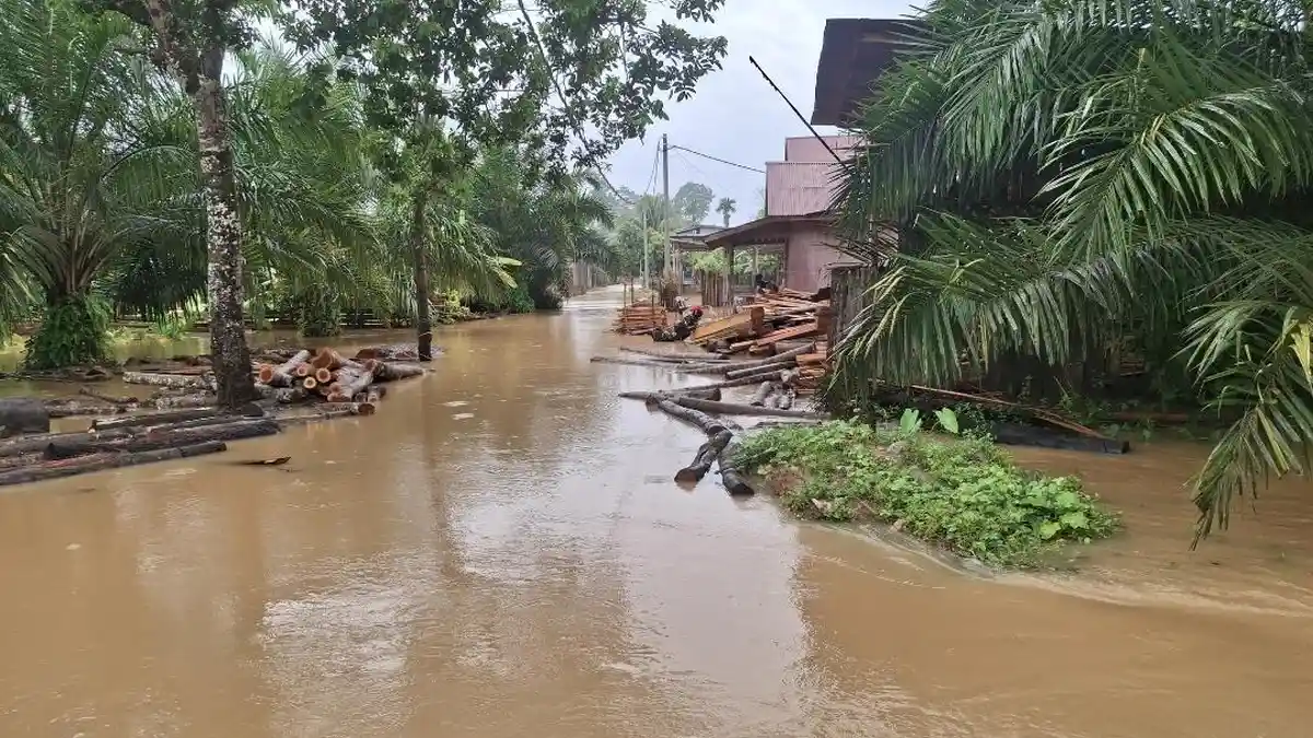 Banjir Benteng Sungai Meluap Sungai Beseri meluap akibat hujan lebat melanda wilayah Bengkulu Tengah cukup lama, akibat ratusan rumah warga yang berada du daerah aliran sungai (DAS) terendam banjir.(Foto/Ist)