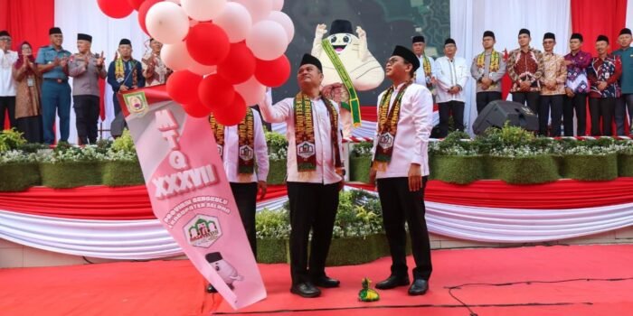 Sekda Bengkulu, Herwan Antoni dan Bupati Seluma Tedy Rahman melepas balon ke udara menandai pembukan MTQ XXXVII Tingkat Provinsi Bengkulu tahun 2026, di Kabupaten Seluma.(Foto/Ist)