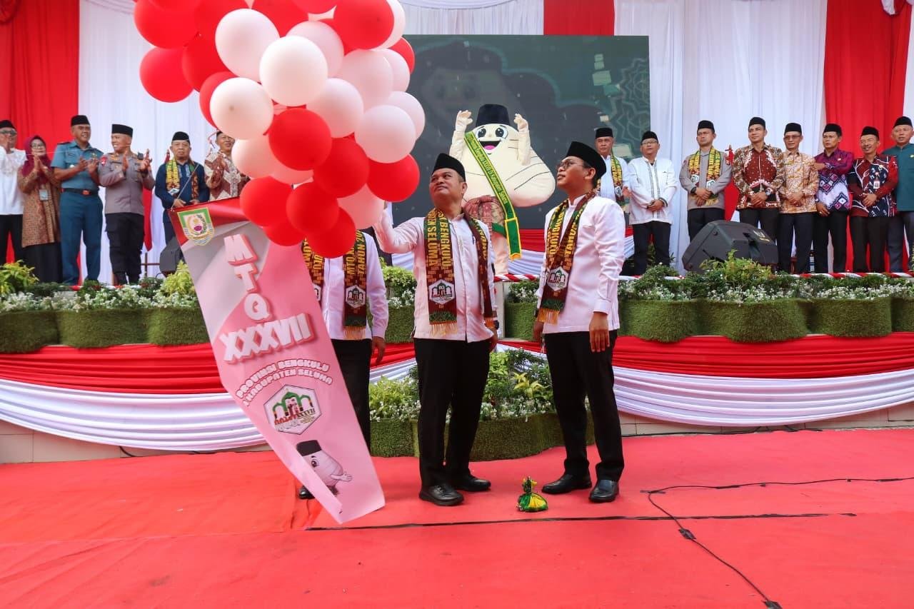 Sekda Bengkulu, Herwan Antoni dan Bupati Seluma Tedy Rahman melepas balon ke udara menandai pembukan MTQ XXXVII Tingkat Provinsi Bengkulu tahun 2026, di Kabupaten Seluma.(Foto/Ist)