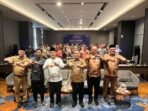 Kepala Perwakilan Bank Indoensia Bengkulu, Wahyu Yuwana Hidayat dan Sekdaprov Bengkulu, Herwan Antoni foto bersama para pejabat lain usai pembukan kegiatan Capacity Building pengisian evaluasi kinerja (Championship) Tim Percepatan dan Perluasan Digitalisasi Daerah (TP2DD) se-Provinsi Bengkulu Tahun 2026.(Foto/Ist)