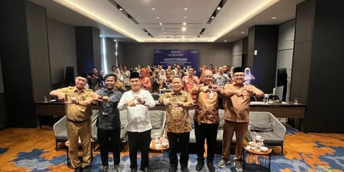 Kepala Perwakilan Bank Indoensia Bengkulu, Wahyu Yuwana Hidayat dan Sekdaprov Bengkulu, Herwan Antoni foto bersama para pejabat lain usai pembukan kegiatan Capacity Building pengisian evaluasi kinerja (Championship) Tim Percepatan dan Perluasan Digitalisasi Daerah (TP2DD) se-Provinsi Bengkulu Tahun 2026.(Foto/Ist)