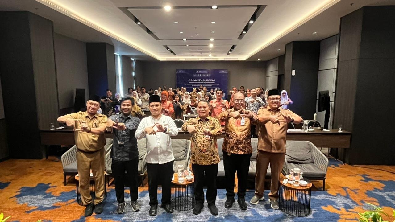 Kepala Perwakilan Bank Indoensia Bengkulu, Wahyu Yuwana Hidayat dan Sekdaprov Bengkulu, Herwan Antoni foto bersama para pejabat lain usai pembukan kegiatan Capacity Building pengisian evaluasi kinerja (Championship) Tim Percepatan dan Perluasan Digitalisasi Daerah (TP2DD) se-Provinsi Bengkulu Tahun 2026.(Foto/Ist)