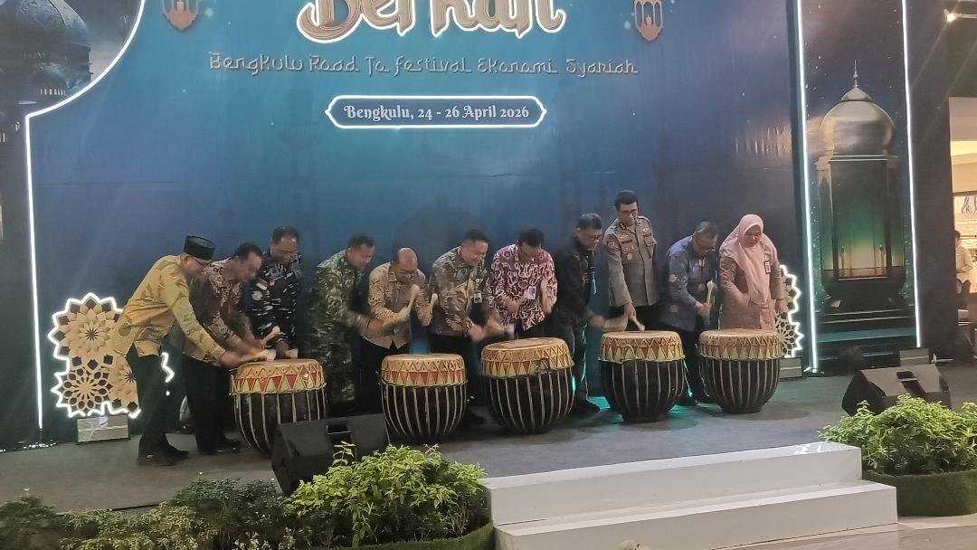 Kepala Perwakilan BI Bengkulu, Wahyu Yuwana Hidayat bersama undangan memukul dol menandai pembukaan Bengkulu Road to Festival Ekonomi Syariah (BERKAH) 2026, berlangsung di Bencoolen Indah Mal (BIM) Bengkulu selama tiga hari, 24-26 April 2026.(Foto HB/Usmin)