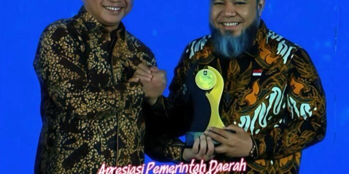Gubernur Bengkulu, Helmi Hasan bersama Mendagri, Tito Karnavian usai menerima penghargaan terbaik nasional atas keberhasilan menurunkan angka pengangguran dan kendalikan inflasi.(Foto/Ist)