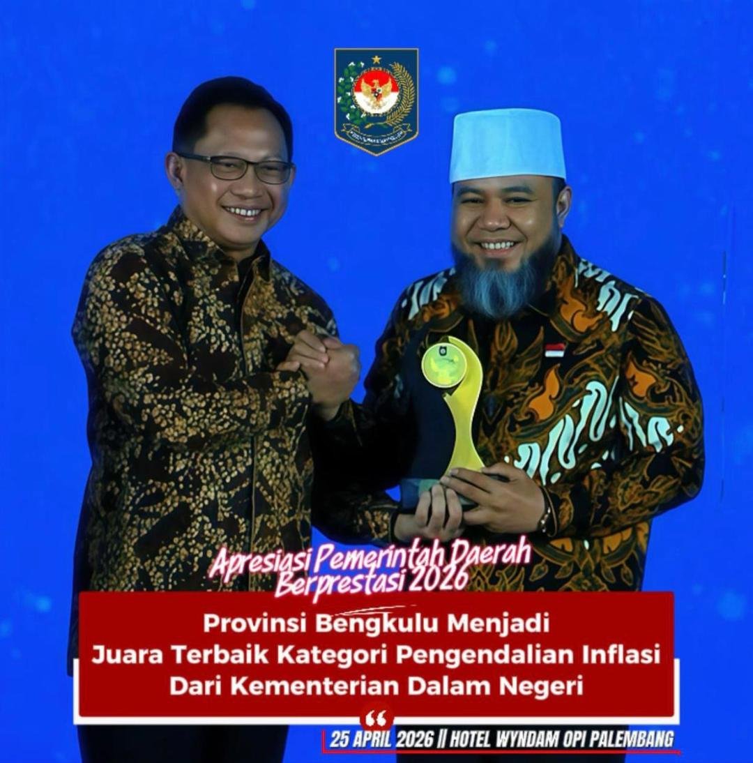 Gubernur Bengkulu, Helmi Hasan bersama Mendagri, Tito Karnavian usai menerima penghargaan terbaik nasional atas keberhasilan menurunkan angka pengangguran dan kendalikan inflasi.(Foto/Ist)