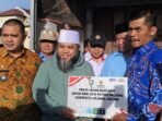 Korban Puting Beliung Gubernur Bengkulu Helmi Hasan menyerahkan bantuan kepada korban bencana angin puting beliung di Kabupaten Kepahiang, Provinsi Bengkulu.(Foto/Ist)
