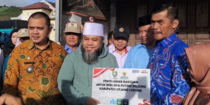 Korban Puting Beliung Gubernur Bengkulu Helmi Hasan menyerahkan bantuan kepada korban bencana angin puting beliung di Kabupaten Kepahiang, Provinsi Bengkulu.(Foto/Ist)