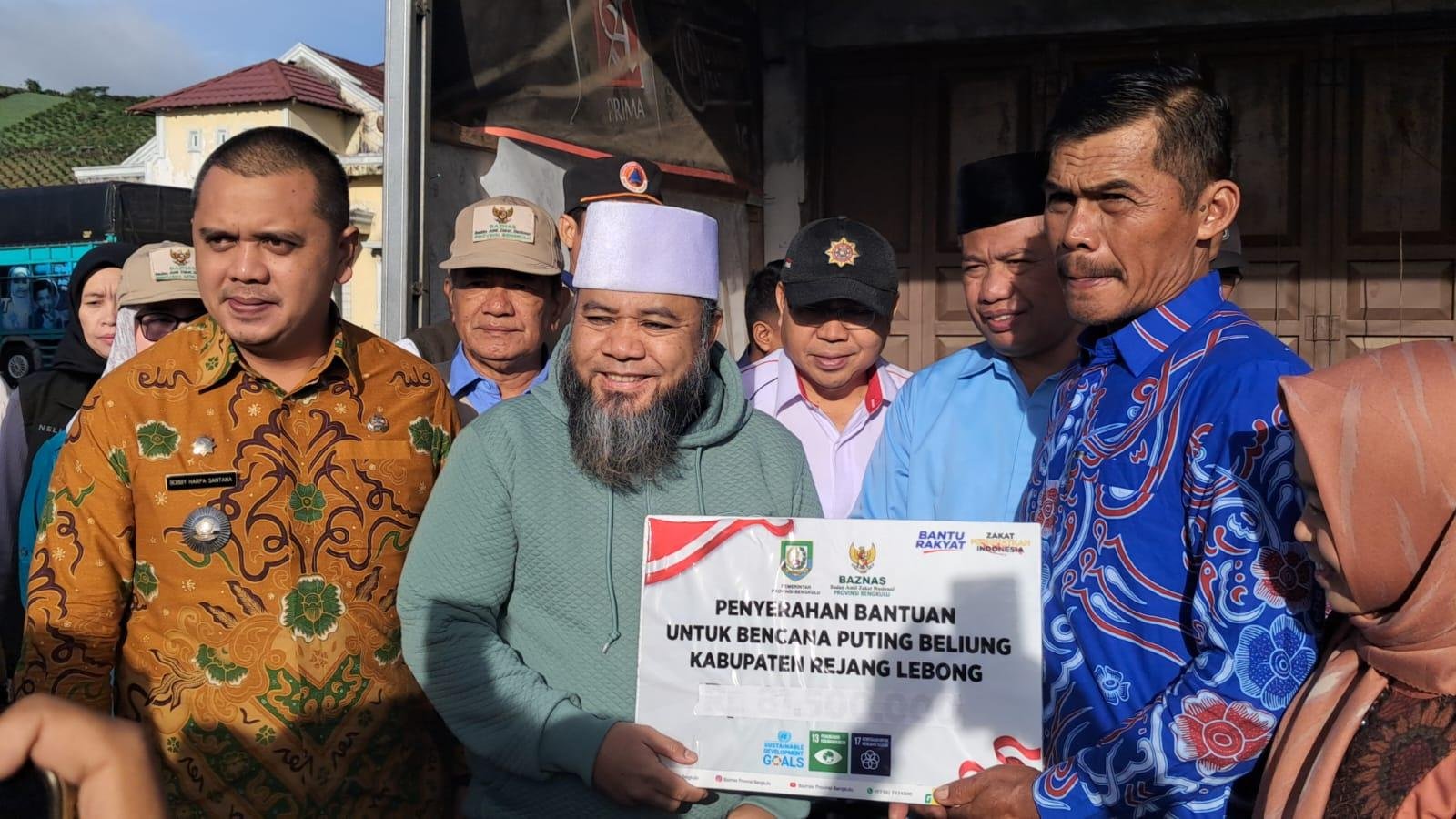 Gubernur Bengkulu Helmi Hasan menyerahkan bantuan kepada korban bencana angin puting beliung di Kabupaten Kepahiang, Provinsi Bengkulu.(Foto/Ist)