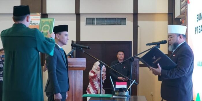 Gubernur Bengkulu, Helmi Hasan melantik Somi Mohamad Yunus sebagai Direktur Kepatuhan Bank Bengkulu masa bakti 2026-2030, bertempat Aulah Mochtar Azehari Bank Bengkulu.(Foto/Ist)