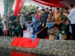 Menteri Agama, Nasaruddin Umar bersama Kapolda Bengkulu dan Wali Kota Bengkulu melepas bibit ikan di Danau Dendam Tak Sudah (DDTS) Kota Bengkulu dalam kunjungan kerjanya ke Provinsi Bengkulu.(Foto/Ist)