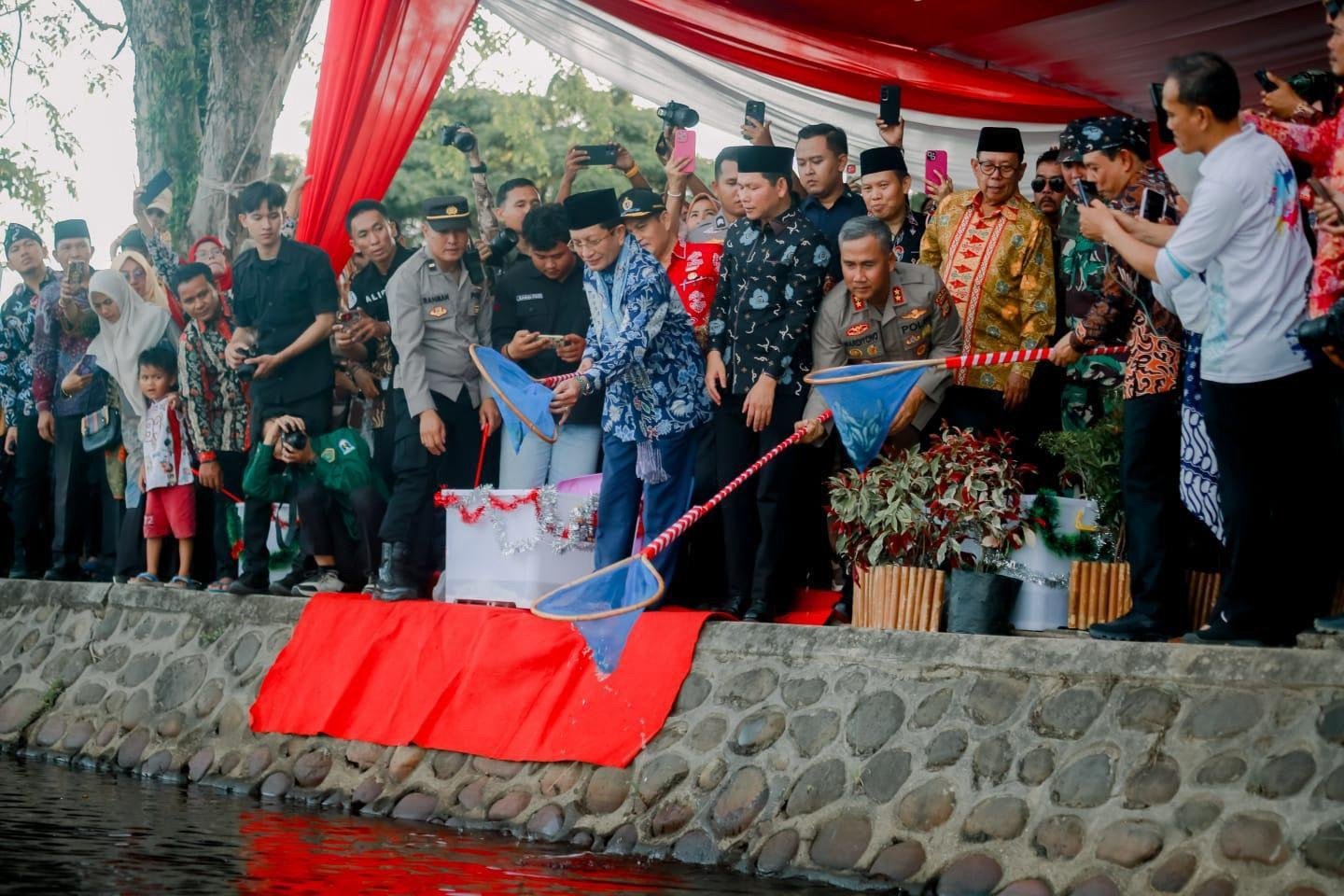Menteri Agama, Nasaruddin Umar bersama Kapolda Bengkulu dan Wali Kota Bengkulu melepas bibit ikan di Danau Dendam Tak Sudah (DDTS) Kota Bengkulu dalam kunjungan kerjanya ke Provinsi Bengkulu.(Foto/Ist)