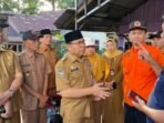 Asisten I Pemprov Bengkulu, Khairil Anwar dan sejumlah pejabat pemprov meninjau rumah warga yang terkena banjir di Kecamatan Seluma Timur dan memasitkan bantuan mengalir kepada para korban banjir setempat.(Foto/Ist)