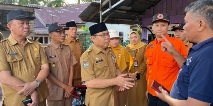 Asisten I Pemprov Bengkulu, Khairil Anwar dan sejumlah pejabat pemprov meninjau rumah warga yang terkena banjir di Kecamatan Seluma Timur dan memasitkan bantuan mengalir kepada para korban banjir setempat.(Foto/Ist)