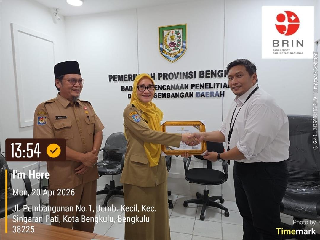 Kepala Bapperinda Bengkulu, Yuliswani menerima penghargaan dari BRIN atas prestasi capaian IDSD tahun 2025 di atas rata-rata nasional. Penghargaan diserahkan pejabat BRIN di Kantor Bapperinda Bengkulu.(Foto/Ist)