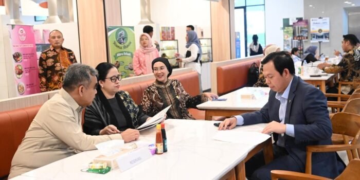 Tiga Pimpinan Parlemen RI, yakni Ketua MPR, Admad Mudzani, Ketua DPR-Ri, Puan Maharani dan Ketua DPD-RI, Sultan B Najamudin makan siang bersama sambil diskusi di Kantin Demokrasi, Komplek DPR/MPR, Senayan, Jakarta.(Foto/DPD-RI)