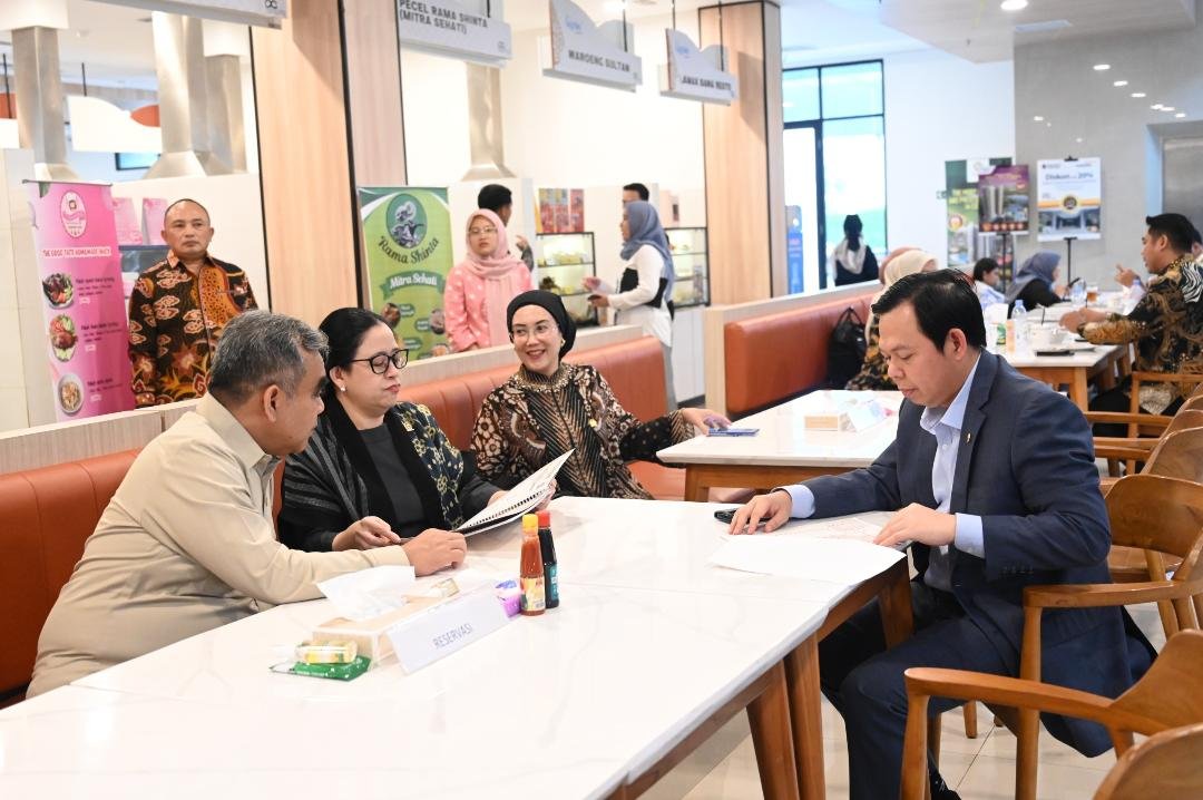 Tiga Pimpinan Parlemen RI, yakni Ketua MPR, Admad Mudzani, Ketua DPR-Ri, Puan Maharani dan Ketua DPD-RI, Sultan B Najamudin makan siang bersama sambil diskusi di Kantin Demokrasi, Komplek DPR/MPR, Senayan, Jakarta.(Foto/DPD-RI)