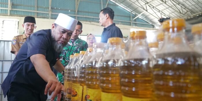 Gubernur Bengkulu, Helmi Hasan meninjau produksi minyak goreng Bumi Merah Putih di kawasan Sawah Lebar, Kota Bengkulu.(Foto/Ist)
