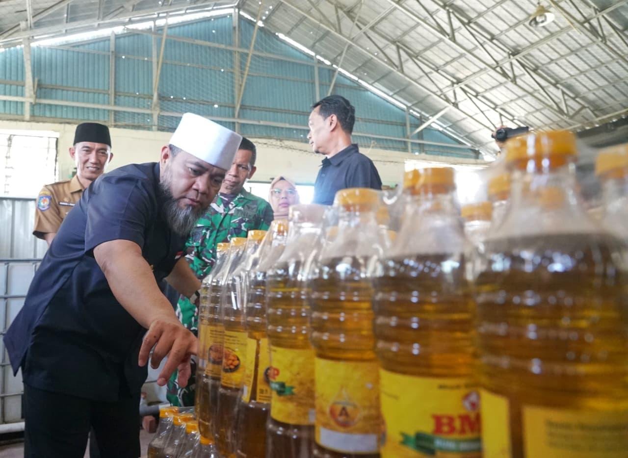 Gubernur Bengkulu, Helmi Hasan meninjau produksi minyak goreng Bumi Merah Putih di kawasan Sawah Lebar, Kota Bengkulu.(Foto/Ist)