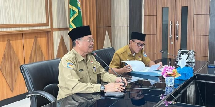 Asisten II Pemprov Bengkulu, Raden Ahmad Denni (kiri) pimpin rapat membahas sengketa HGU antara warga Padang Genting, Bengkulu Tengah dengan Bio Nusantara bergerak dibidang usaha perkebunan kelapa sawit.(Foto/Ist)