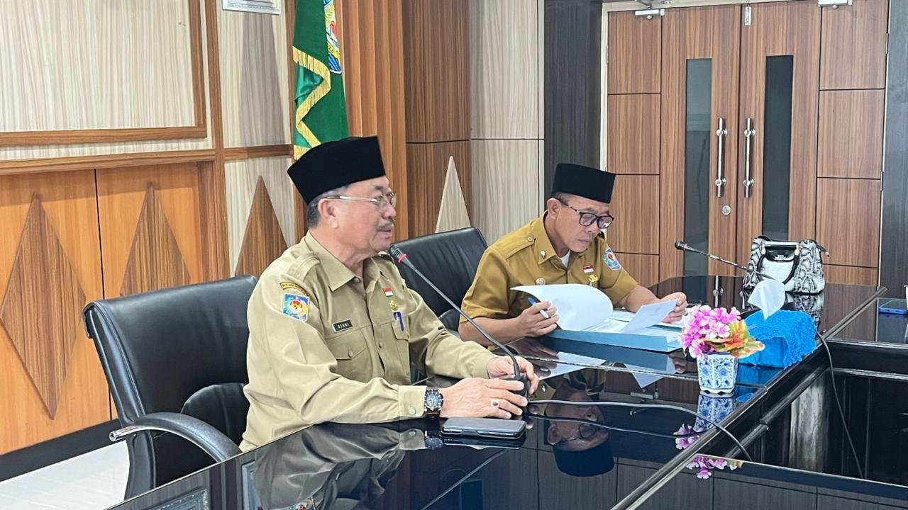 Sengketa HGU Padang Genting Asisten II Pemprov Bengkulu, Raden Ahmad Denni (kiri) pimpin rapat membahas sengketa HGU antara warga Padang Genting, Bengkulu Tengah dengan Bio Nusantara bergerak dibidang usaha perkebunan kelapa sawit.(Foto/Ist)