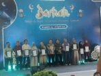 Kepala Perwakilan Bank Indonesia Bengkulu, Wahyu Yuwana Hidayat foto bersama sejumlah UMKM Syariah menerima lebel sertifikat halal atas produk yang mereka pada pening Ceremony Bengkulu Road to Festival Ekonomi Syariah (BERKAH) yang disinergikan dengan Festival Edukasi Inflasi (FLEKSI) 2026, di Atrium Bencoolen Mall Bengkulu.(Foto HB/Usmin)