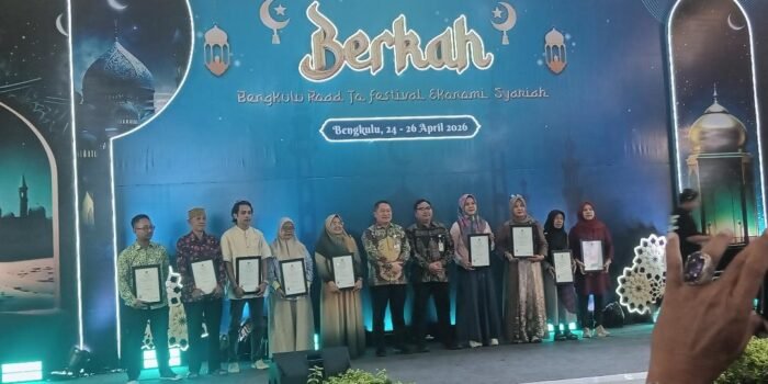 Kepala Perwakilan Bank Indonesia Bengkulu, Wahyu Yuwana Hidayat foto bersama sejumlah UMKM Syariah menerima lebel sertifikat halal atas produk yang mereka pada pening Ceremony Bengkulu Road to Festival Ekonomi Syariah (BERKAH) yang disinergikan dengan Festival Edukasi Inflasi (FLEKSI) 2026, di Atrium Bencoolen Mall Bengkulu.(Foto HB/Usmin)