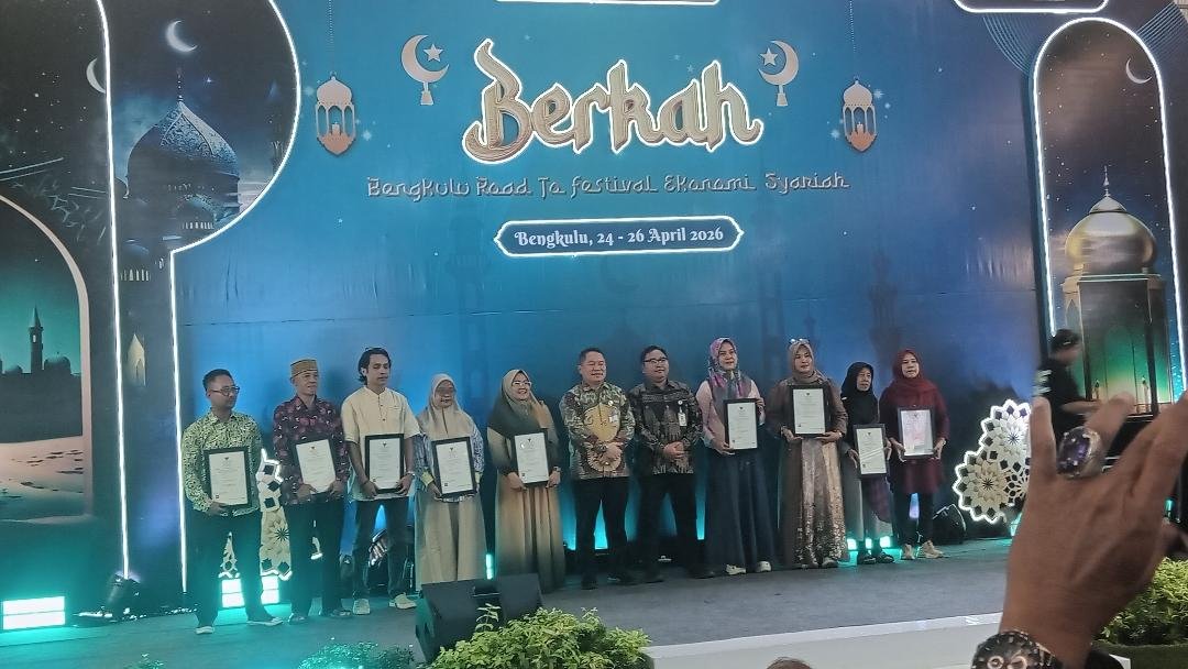 Kepala Perwakilan Bank Indonesia Bengkulu, Wahyu Yuwana Hidayat foto bersama sejumlah UMKM Syariah menerima lebel sertifikat halal atas produk yang mereka pada pening Ceremony Bengkulu Road to Festival Ekonomi Syariah (BERKAH) yang disinergikan dengan Festival Edukasi Inflasi (FLEKSI) 2026, di Atrium Bencoolen Mall Bengkulu.(Foto HB/Usmin)