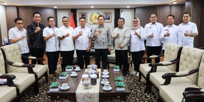 Ketua DPD-RI, Sultan Bachtiar Najamudin ketika menerima kunjungan Bupati Lebong, Azhari dan rombongan di ruang kerjanya, di Gedung DPR-RI, di Jakarta, Selasa 14 April 2026.(Foto/DPR-RI)