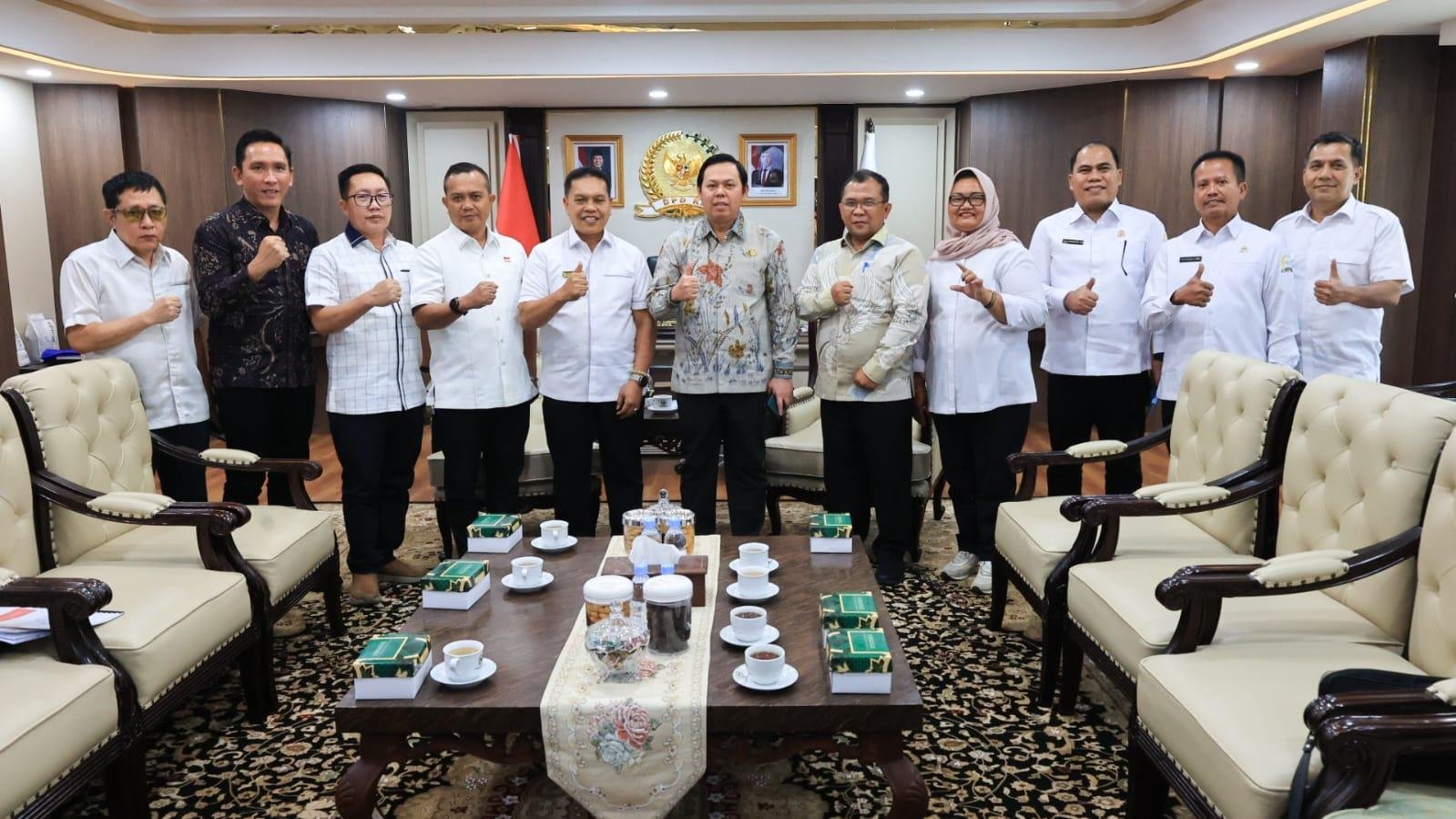 Sultan Dukung Bupati Lebong Ketua DPD-RI, Sultan Bachtiar Najamudin ketika menerima kunjungan Bupati Lebong, Azhari dan rombongan di ruang kerjanya, di Gedung DPR-RI, di Jakarta, Selasa 14 April 2026.(Foto/DPR-RI)