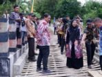Wagub Bengkulu, Mian meninjau jembatan amlas di Desa Air Merah, Kabupaten Rejang Lebong akibat banjir melanda daerah ini beberapa waktu lalu.(Foto/Ist)