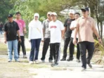Wali Kota Bengkulu, Dedy Wahyudi didampingi Plt Sekda Medy Febriansyah dan Plt Kadis Pariwisata Kota Bengkulu, Nina Tasron meninjau kawasan Pantai Panjang untuk memastikan pembangunan Gazebo dan tanaman kelapa tumbuh dengan baik di kawasan objek wisata andalan Bengkulu ini.(Foto/Ist)