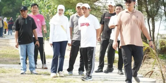 Wali Kota Bengkulu, Dedy Wahyudi didampingi Plt Sekda Medy Febriansyah dan Plt Kadis Pariwisata Kota Bengkulu, Nina Tasron meninjau kawasan Pantai Panjang untuk memastikan pembangunan Gazebo dan tanaman kelapa tumbuh dengan baik di kawasan objek wisata andalan Bengkulu ini.(Foto/Ist)