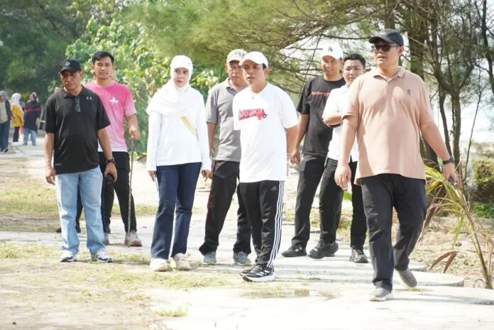 Tinjau Pohon Kelapa Wali Kota Bengkulu, Dedy Wahyudi didampingi Plt Sekda Medy Febriansyah dan Plt Kadis Pariwisata Kota Bengkulu, Nina Tasron meninjau kawasan Pantai Panjang untuk memastikan pembangunan Gazebo dan tanaman kelapa tumbuh dengan baik di kawasan objek wisata andalan Bengkulu ini.(Foto/Ist)