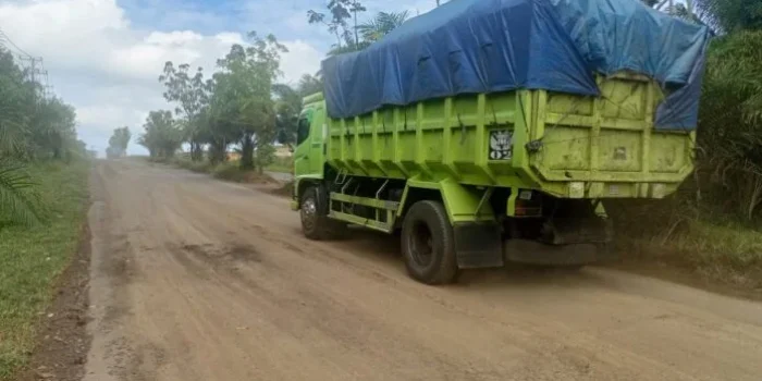Truk angkutan batu baru melintas jalan umum diminta Waka DPRD Bengkulu dihentikan karena berdampak terhadap percepatan kerusakan jalan dilalui.(Foto/Ist)