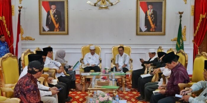 Sekda Bengkulu, Herwan Antoni menerika audensi Ketua dan Pengurus Yayasan Semarak terkait seetifikasi lahan SD IT di Bengkulu Utara dan Rejang Lebong, bertempat di Balai Raya Semarak, Bengkulu.(Foto/Ist)