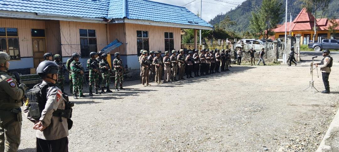 Anggota TNI dan Polri melakukan patroli gabungan Ops Damai Cartenz 2026, untuk memastiikan stabilitas keamanan terjaga baik di Sugapa, Intan Jaya, Provinsi Papua Tengah.(Foto/Ist)