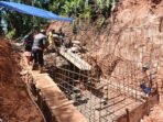 Masyarakat dan TNI melakukan pembangunan jembatan gantung perintis di Desa Kualalangi, Ketahun, Bengkulu Utara langsung didampingi Danramil setempat, Kapten Inf Yudi Triawan.(Foto/Ist)