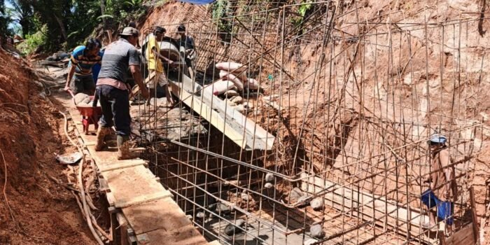 Masyarakat dan TNI melakukan pembangunan jembatan gantung perintis di Desa Kualalangi, Ketahun, Bengkulu Utara langsung didampingi Danramil setempat, Kapten Inf Yudi Triawan.(Foto/Ist)