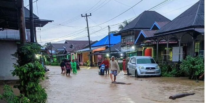 Banjir bandang kembali mslanda Kabupaten Lebong, Bengkulu menyebabkan ratusan rumah warga terendam di sejumlah kelurahan dan desa di beberapa kecamatan dalam waliyah tersebut.(Foto/Ist)