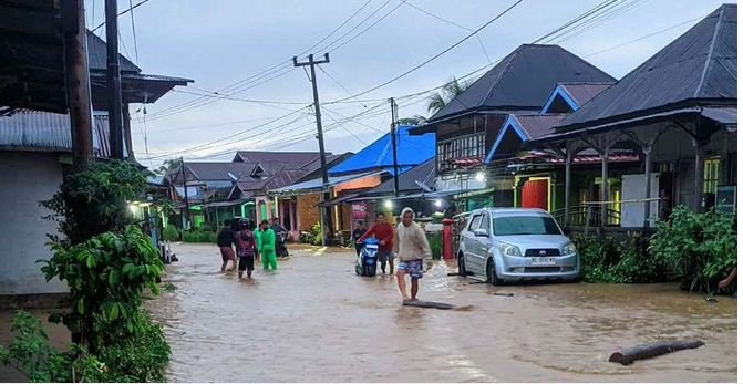 Banjir bandang kembali mslanda Kabupaten Lebong, Bengkulu menyebabkan ratusan rumah warga terendam di sejumlah kelurahan dan desa di beberapa kecamatan dalam waliyah tersebut.(Foto/Ist)