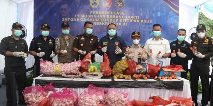 Dalam rangka menegakan hukum puluhan ton bawang ilegal dimusnahkan Bareskrim Polri.(Foto/Ist)