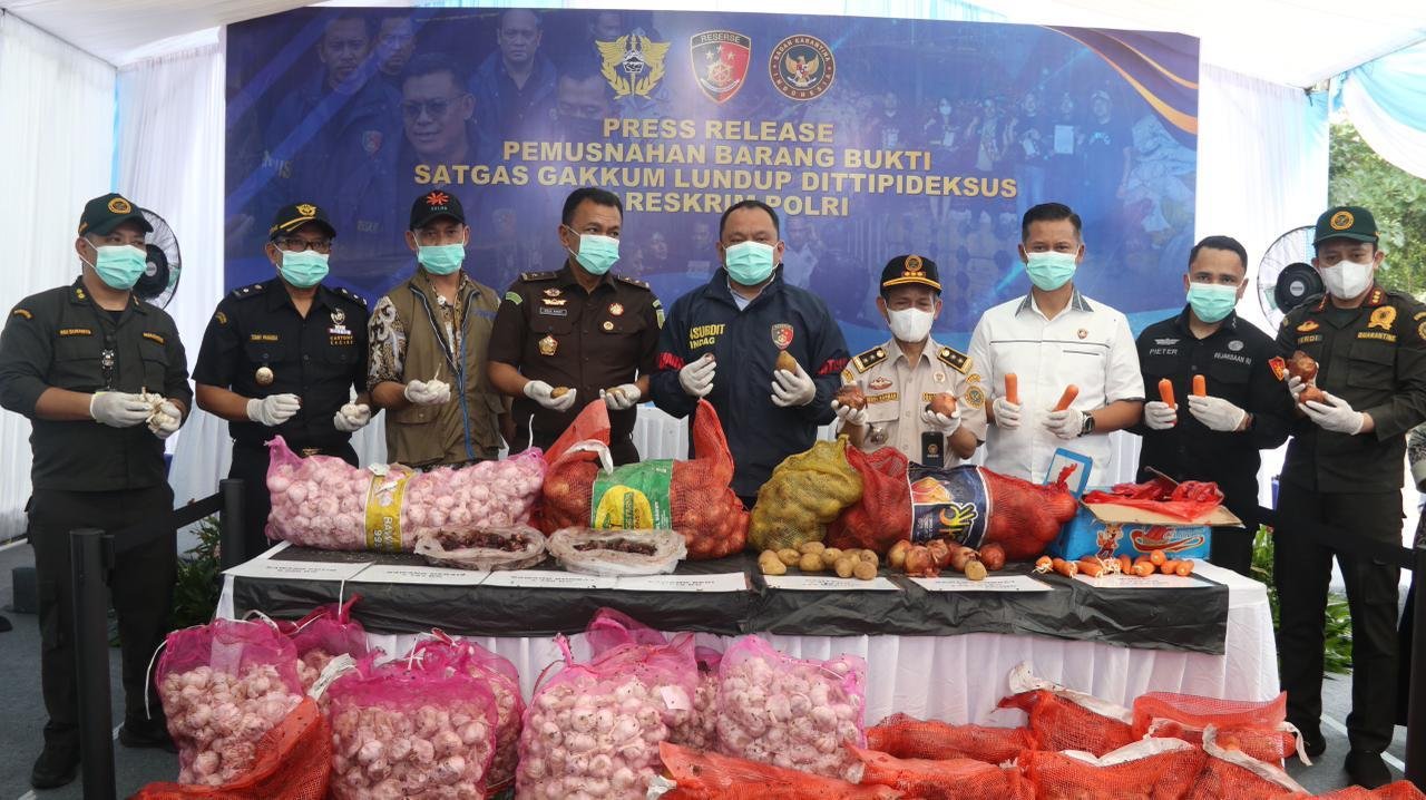 Dalam rangka menegakan hukum puluhan ton bawang ilegal dimusnahkan Bareskrim Polri.(Foto/Ist)