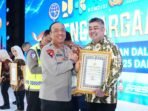 Wakapolri Komjen Pol Dedi Prasetyo menyerahkan penghargaan kepada sejumlah kementerian dan perusahaan BUMN yang berkontribusi dalam pelaksanaan Operasi Ketupat 2026.(Foto/Ist)