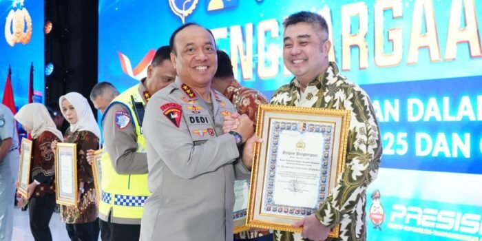 Wakapolri Komjen Pol Dedi Prasetyo menyerahkan penghargaan kepada sejumlah kementerian dan perusahaan BUMN yang berkontribusi dalam pelaksanaan Operasi Ketupat 2026.(Foto/Ist)
