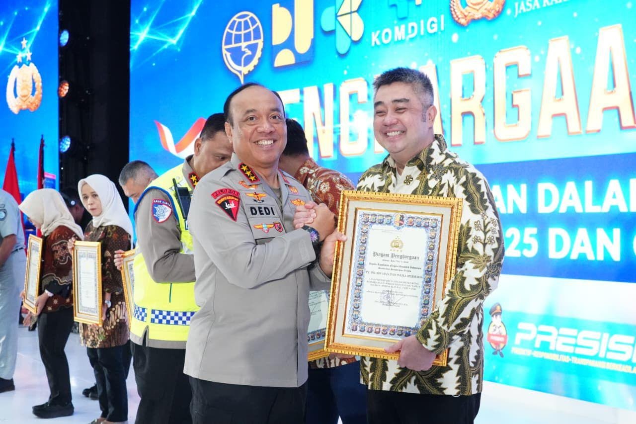 Wakapolri Komjen Pol Dedi Prasetyo menyerahkan penghargaan kepada sejumlah kementerian dan perusahaan BUMN yang berkontribusi dalam pelaksanaan Operasi Ketupat 2026.(Foto/Ist)