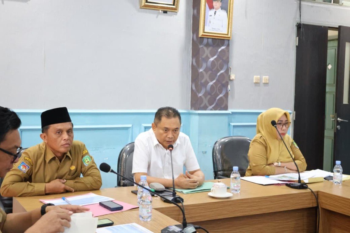 Bupati Bengkulu Tengah, Rachmat Riyanto memimpin rapat peningkatan sektor pariwisata di wilayah tersebut.(Foto/MC Pemkab Benteng)