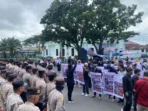 Sejumlah massa LSM Gerbak Bengkulu melakukan aksi demo di kantor Gubernur Bengkulu minta kasus dugaan salah seorang pejabat Pemprov Bengkulu melakukan perselingkuhan diusut dan dicopot dari jabatan oleh Gubernur Bengkulu, Helmi Hasan.(Foto/Ist)